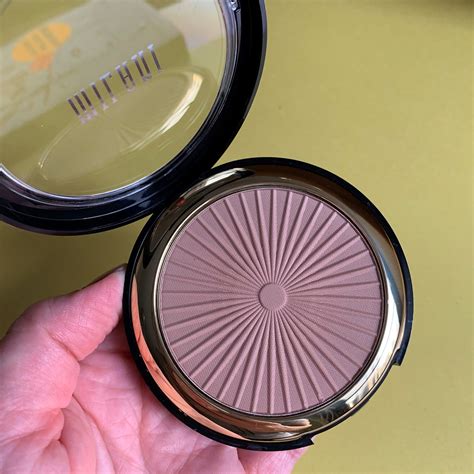 milani silky bronzing powder.